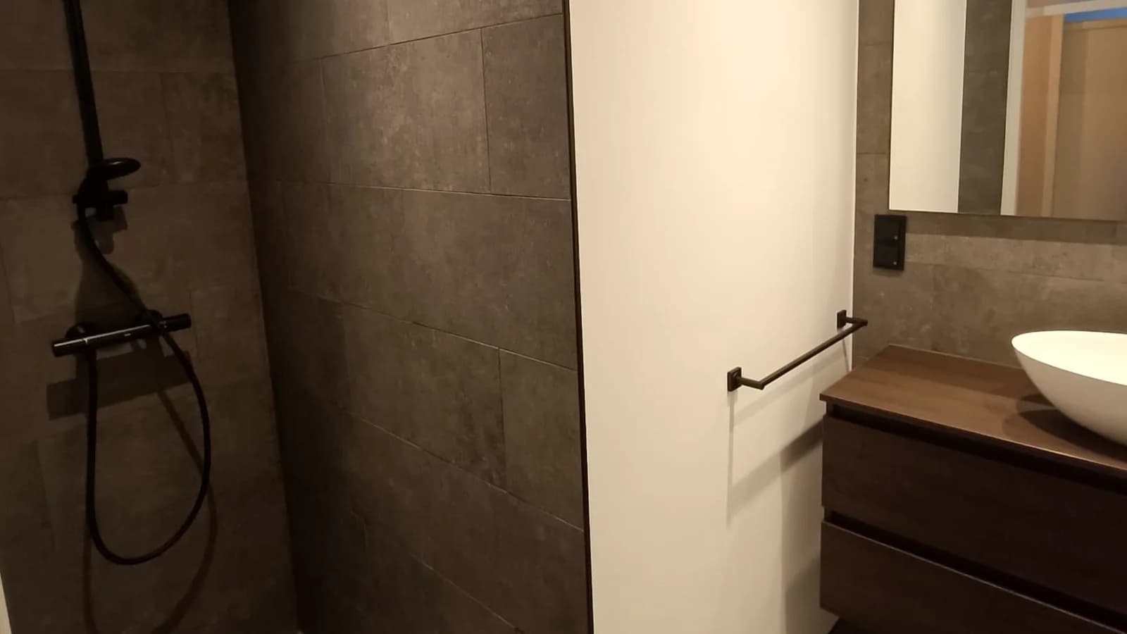 Afgewerkte badkamer met inloopdouche en wastafelmeubel