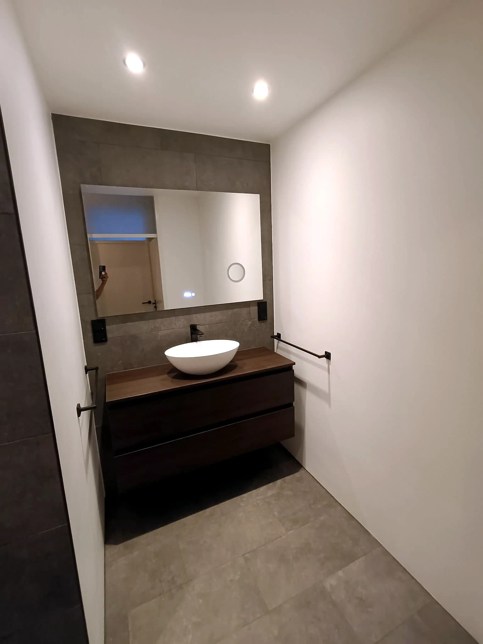Badkamer met wastafelmeubel en spiegel